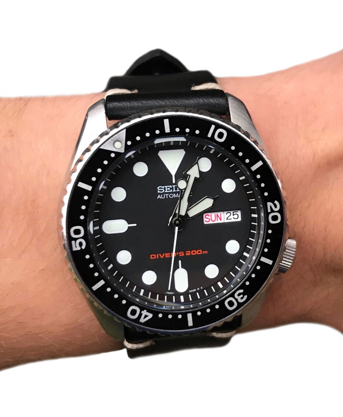seiko_skx007_leather_leder_black-wb_original Seiko SKX007 on black vintage leather WB original