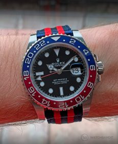 Rolex GMT Master II am blau-roten zweiteiligen NATO Uhrenarmband von Watchbandit