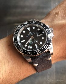 Rolex GMT Master II am dunkelgrauen WIldlederarmband von Watchbandit