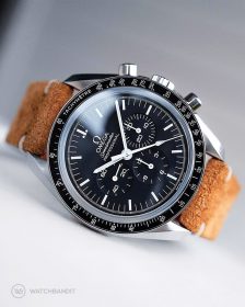 Omega Speedmaster an goldbraunen Wildlederarmband von Watchbandit