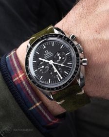 Omega Speedmaster an dunkel grauen Wildlederarmband von Watchbandit