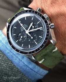 Omega Speedmaster an grünem Wildlederarmband von Watchbandit
