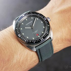 VANDAAG Tiefsee Automatik grey on grey sailcloth watchbandit strap