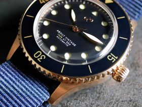 About Vintage - 1926 "At'Sea" Automatic - Rose Gold / Blue Vintage - Bezel