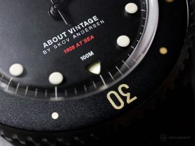 About Vintage - 1926 "All Black" Automatic - Bezel Macro