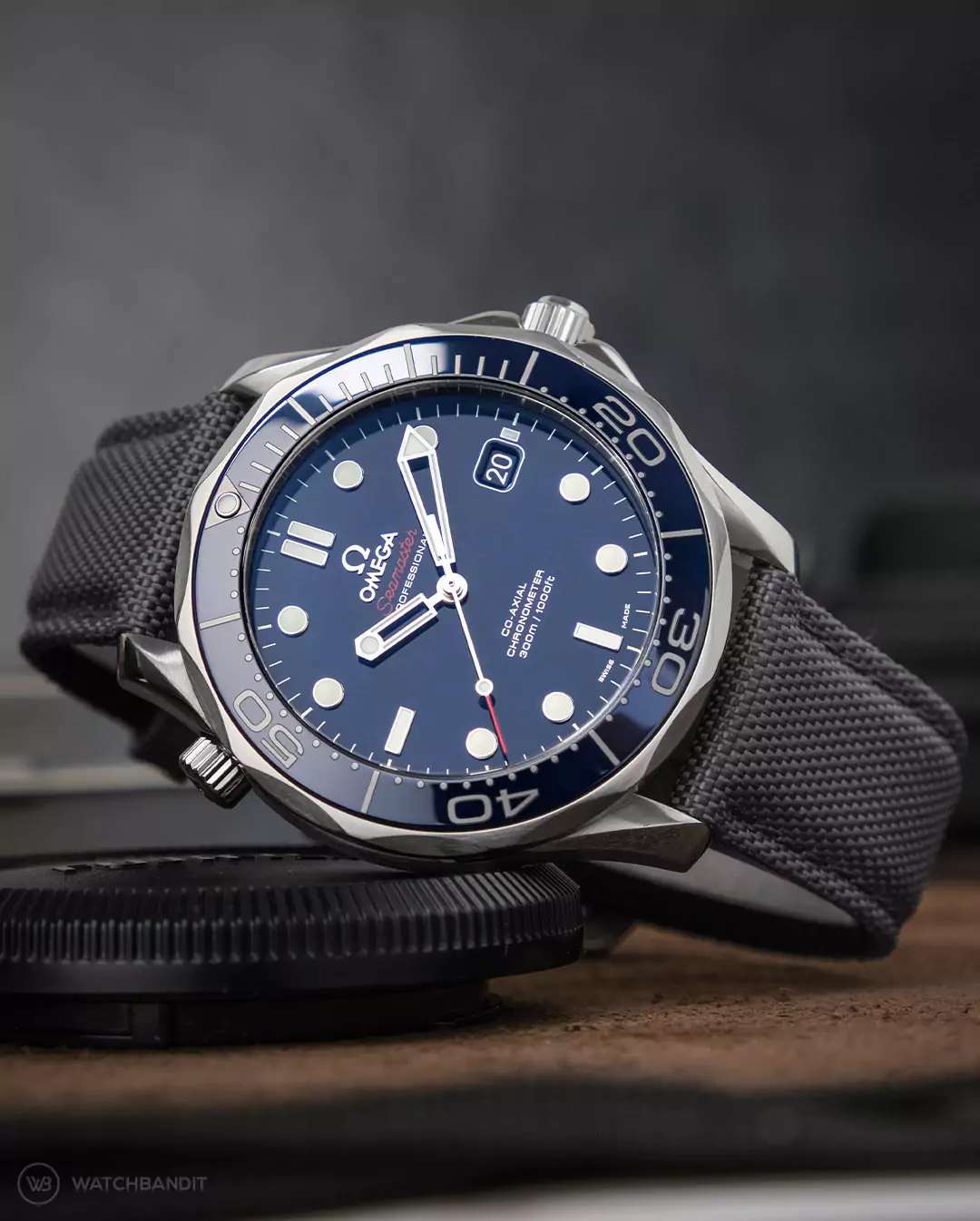 omega-seamaster-watchbandit-sailcloth-armband-dark-grey-2 omega-seamaster-watchbandit-sailcloth-armband-dark-grey-2