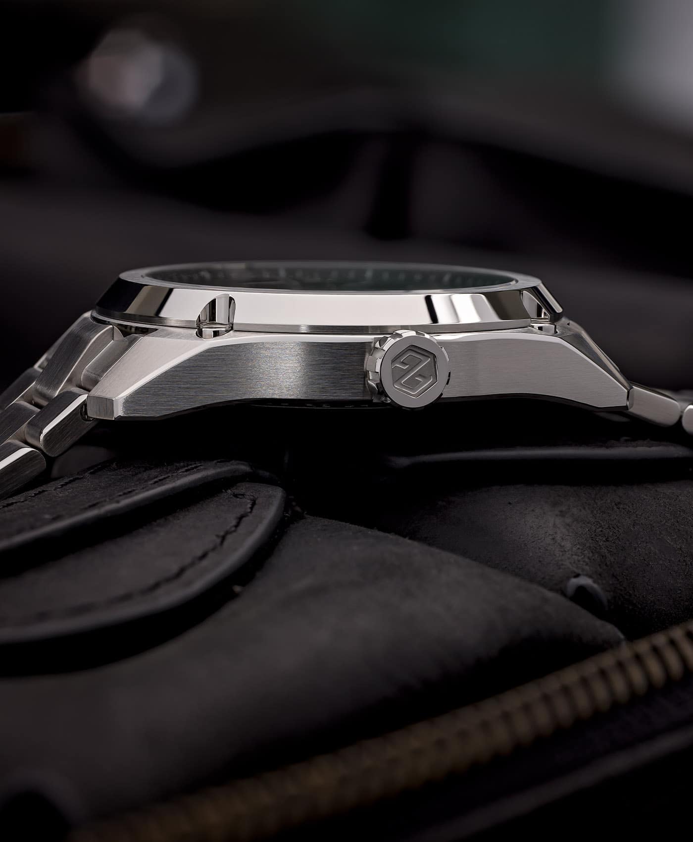 Formex - Essence FortyThree - case side crwon-min Formex - Essence FortyThree - case side crwon