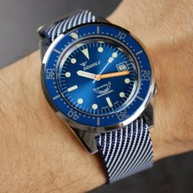 Squale 1521 an einem blau/weißen einteiligen NATO von WB Original