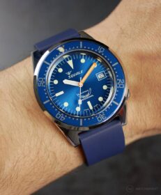 Squale 1521 an einem blauen Klassik Kautschukarmband von WB Original