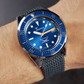Squale 1521 an einem grauen Perlon Uhrenarmband von WB Original