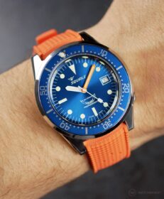 Squale 1521 an einem orangenen Tropical-Style Kautschukarmband von WB Original