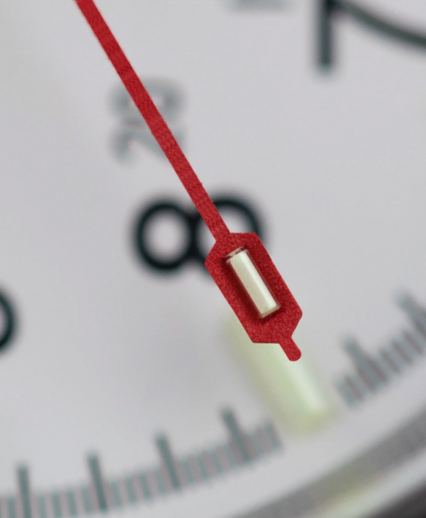 Marathon-41mm-Artic-Edition-seconds-hand-tritium-tube-close up-min Marathon-41mm-Artic-Edition-seconds-hand-tritium-tube-close up-min