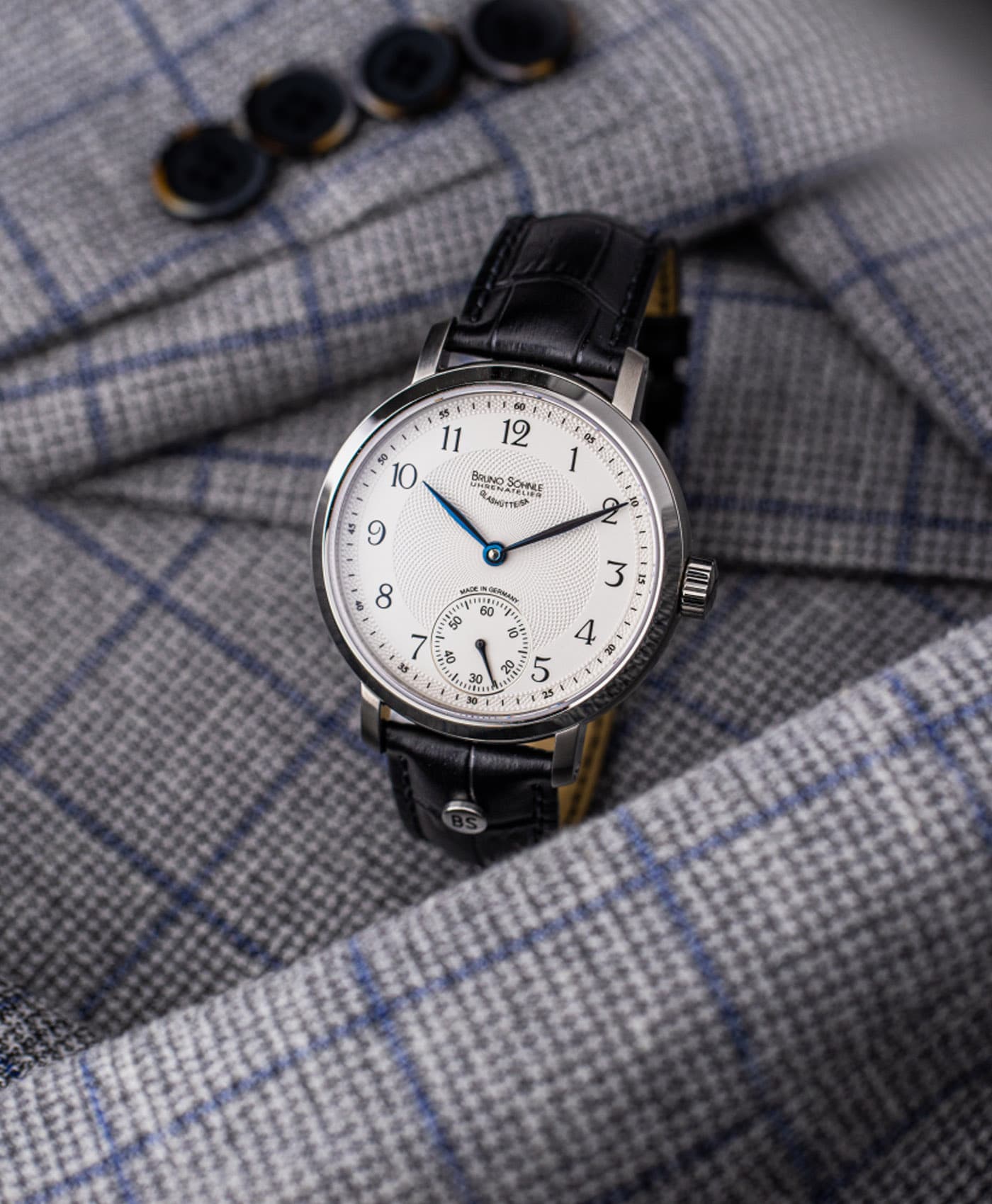 Bruno Söhnle - Mechanik Edition X - Limited Edition - 17-11100-228 - mood shot 2-min Bruno Söhnle - Mechanik Edition X - Limited Edition - 17-11100-228 - mood shot 2-min