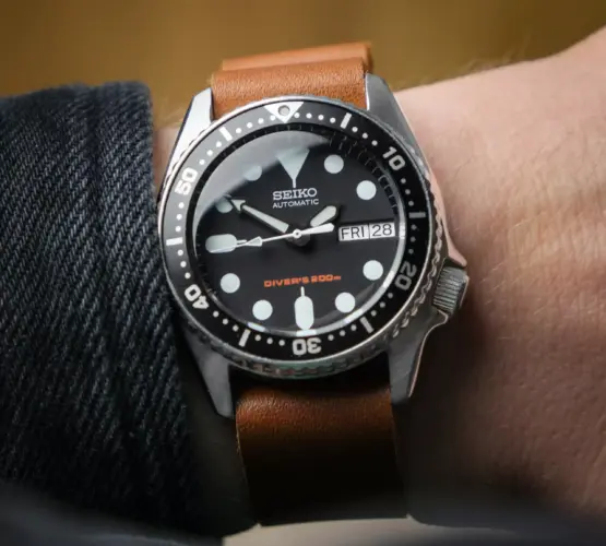 jelsdal-leather-singlepiece-strap-brown-seikoskx007-wristshot