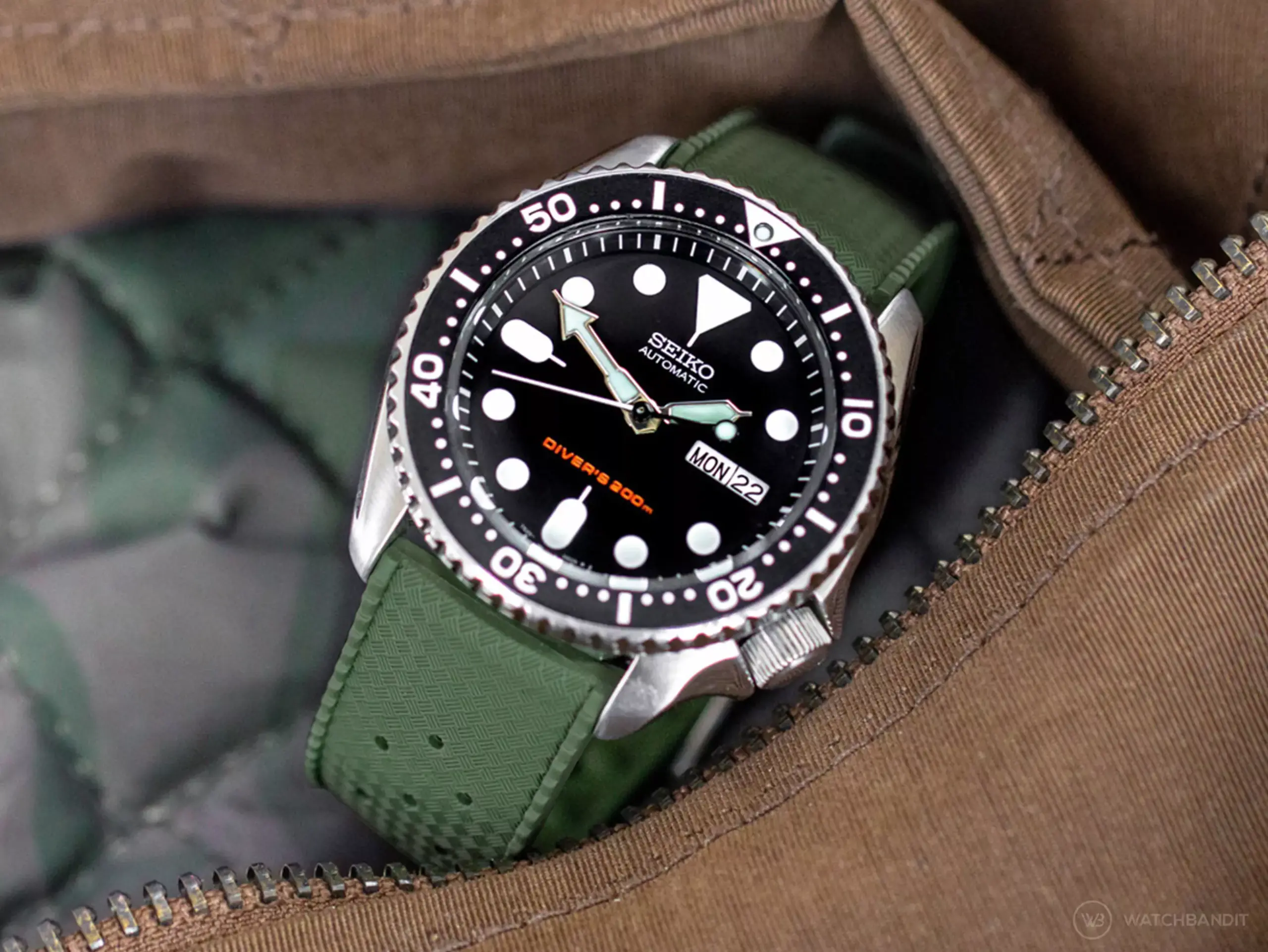 seiko-skx007-green-tropical-style-rubber-strap-strap-guide-watchbandit seiko-skx007-green-tropical-style-rubber-strap-strap-guide-watchbandit