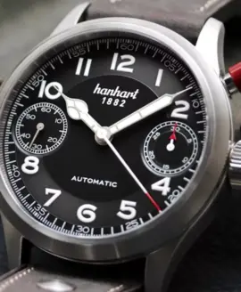 hanhart-pioneer-monoscope-black-smooth-bezel-45-mm-dial-closeup-2