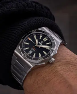 ocean-crawler-bolt-ultra-black-wrist shot