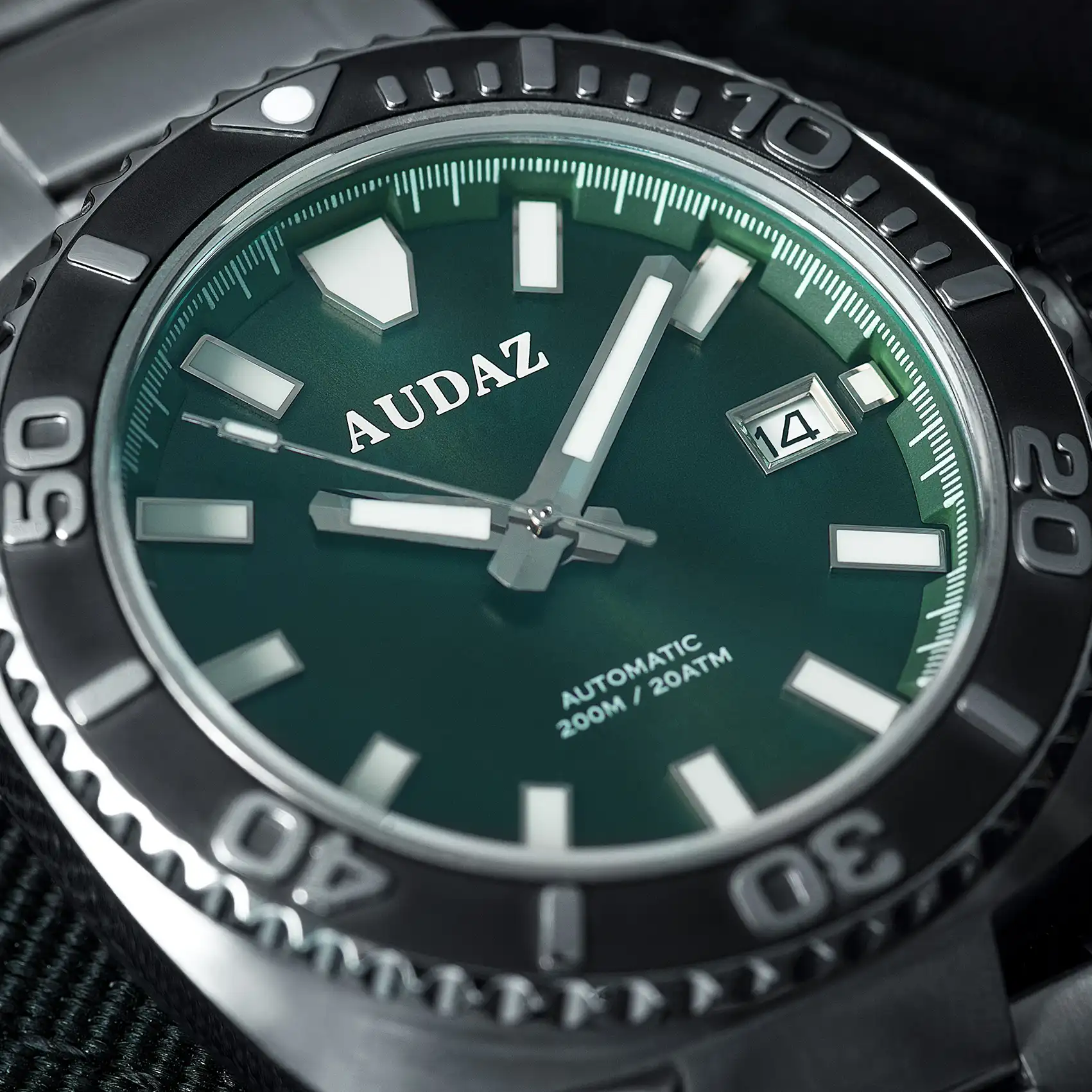 GreenKingRayMacro_5000x Audaz King Ray ADZ-3040-04 green dial close up