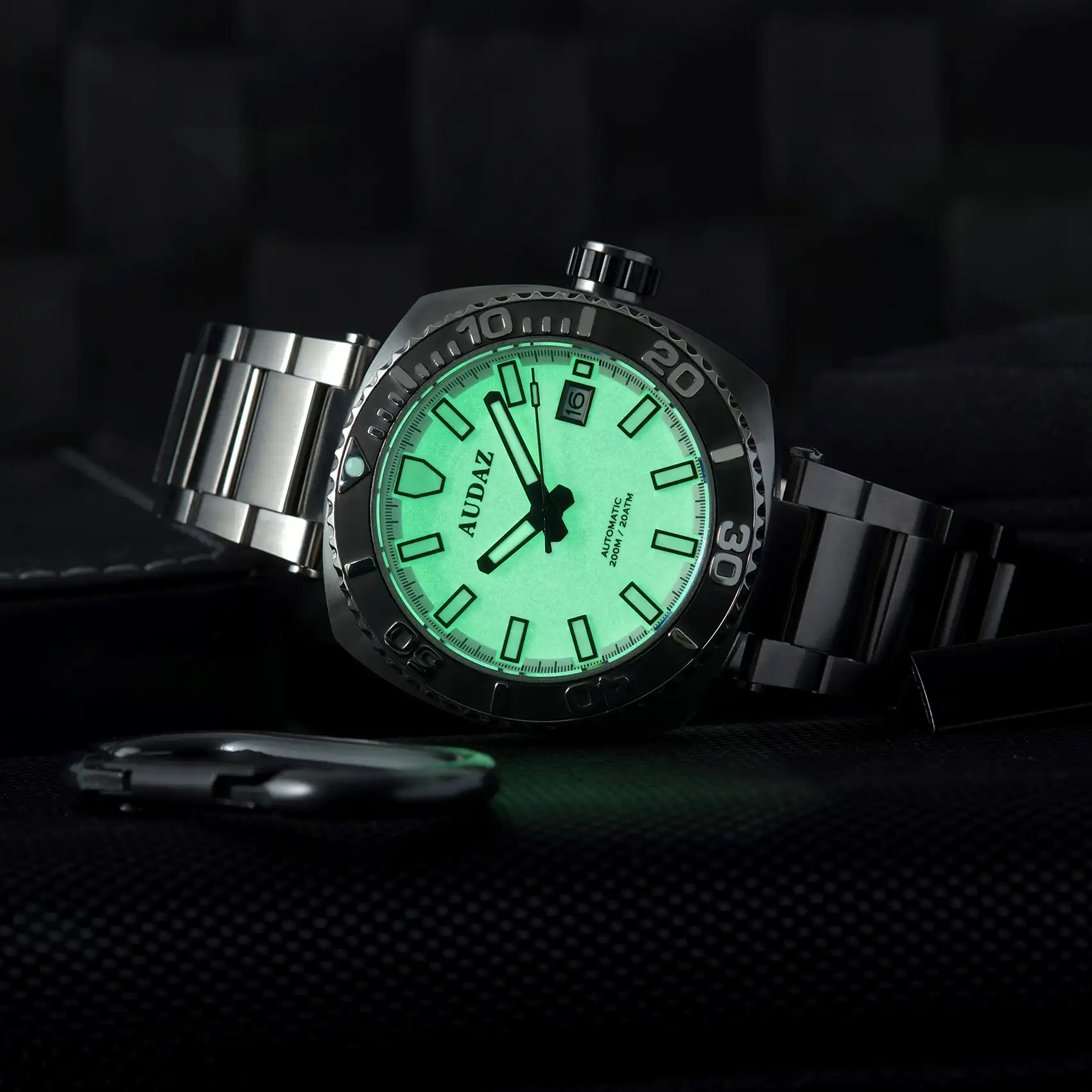 LifestyleFullLumeKingRay_5000x Audas King Ray White full lume ADZ-3040-lume shot