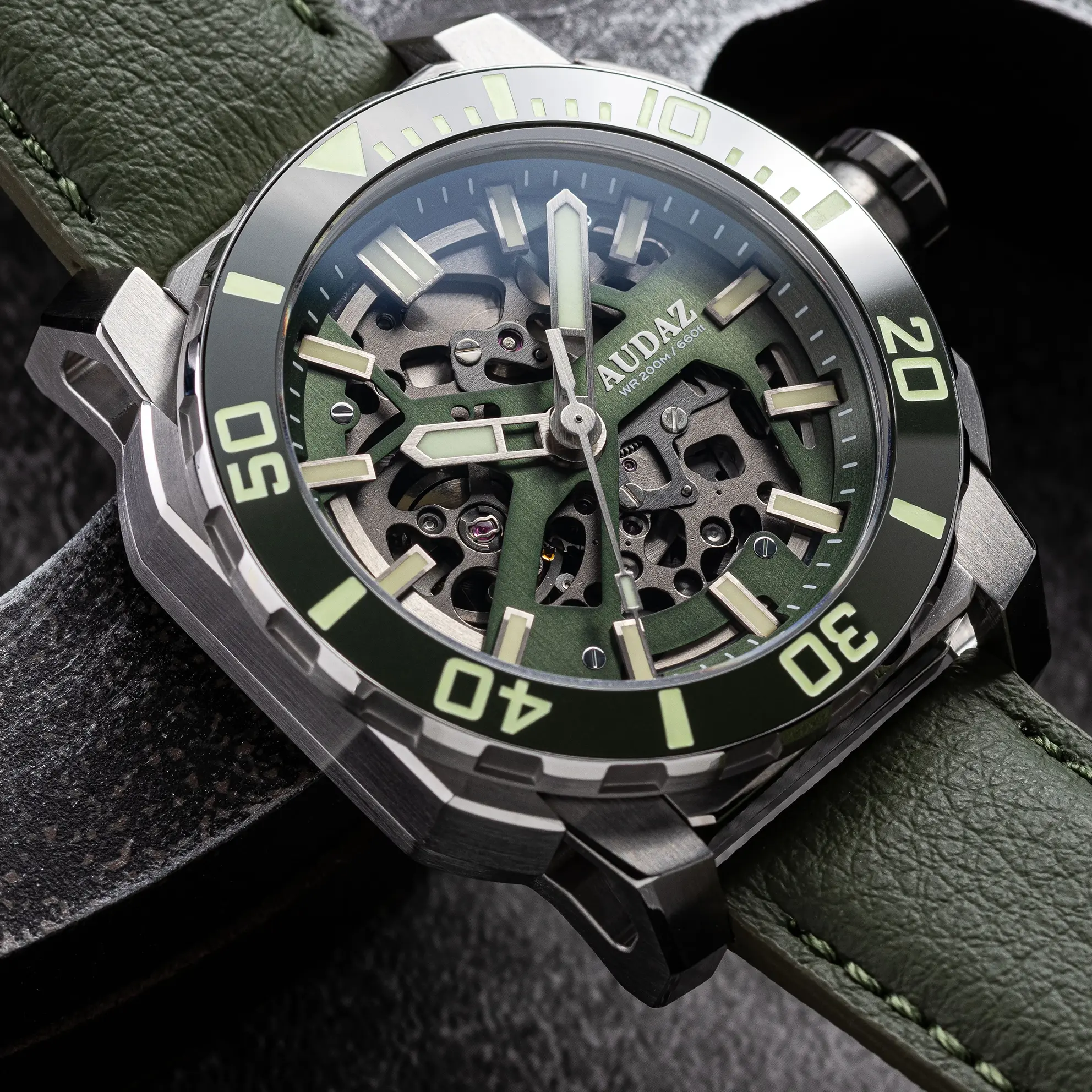 ADZ-4020-03_CLOSEUP_5000x Audaz green watch close up